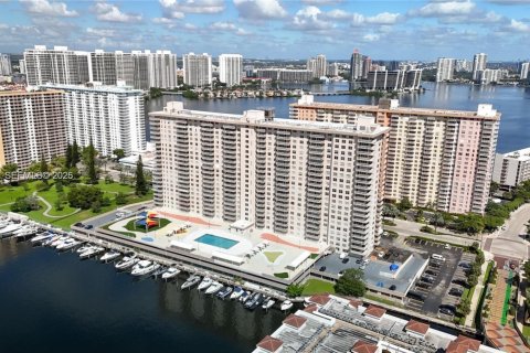 Condo in Sunny Isles Beach, Florida, 2 bedrooms № 2186156 - photo 3