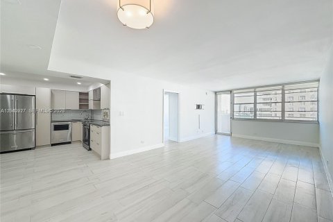 Condo in Sunny Isles Beach, Florida, 2 bedrooms № 2186156 - photo 18