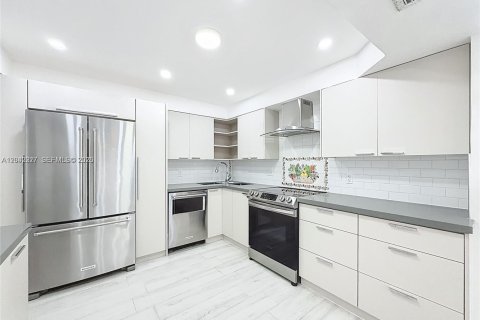 Condo in Sunny Isles Beach, Florida, 2 bedrooms № 2186156 - photo 17