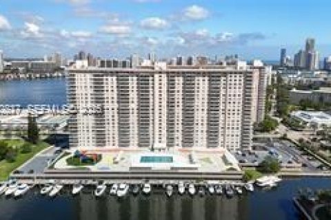 Condo in Sunny Isles Beach, Florida, 2 bedrooms № 2186156 - photo 2