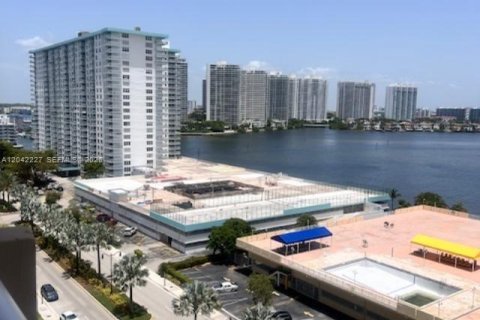 Condo in Sunny Isles Beach, Florida, 2 bedrooms № 2186156 - photo 24