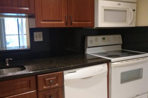 Condo in Miami, Florida, 2 bedrooms  № 1867830 - photo 10