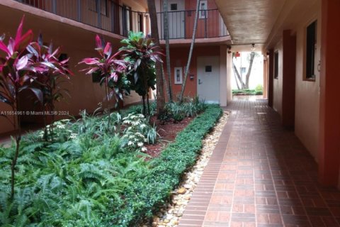 Condo in Miami, Florida, 2 bedrooms  № 1867830 - photo 2