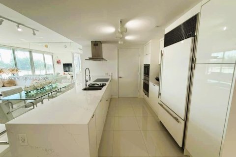 Снять в аренду кондоминиум в Майами, Флорида 2 спальни, 116.59м2, № 1988141 - фото 1