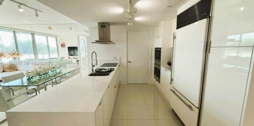 Кондоминиум с 2 спальнями в Майами, Флорида № 1988141