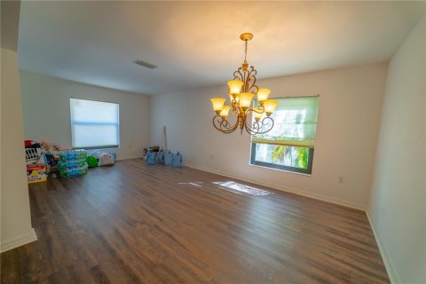 House in Dover, Florida 5 bedrooms, 322.56 sq.m. № 1813241 - photo 4