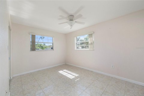 House in Port Charlotte, Florida 3 bedrooms, 151.24 sq.m. № 2393562 - photo 17