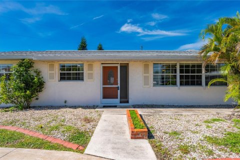 House in Port Charlotte, Florida 3 bedrooms, 151.24 sq.m. № 2393562 - photo 3