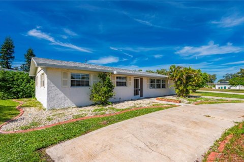 House in Port Charlotte, Florida 3 bedrooms, 151.24 sq.m. № 2393562 - photo 6