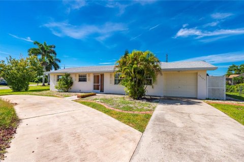 House in Port Charlotte, Florida 3 bedrooms, 151.24 sq.m. № 2393562 - photo 5