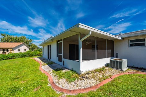 House in Port Charlotte, Florida 3 bedrooms, 151.24 sq.m. № 2393562 - photo 10
