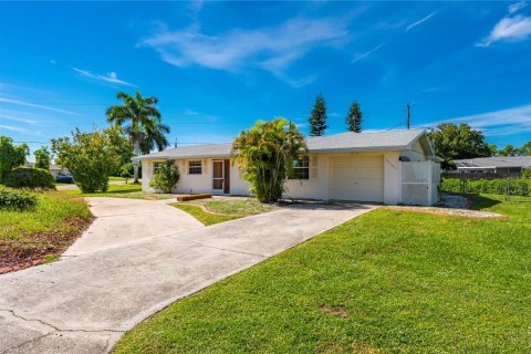 House in Port Charlotte, Florida 3 bedrooms, 151.24 sq.m. № 2393562 - photo 2