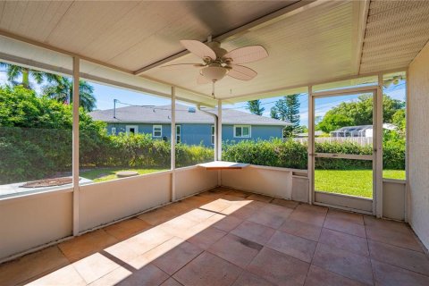 House in Port Charlotte, Florida 3 bedrooms, 151.24 sq.m. № 2393562 - photo 11