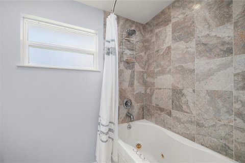 House in Port Charlotte, Florida 3 bedrooms, 151.24 sq.m. № 2393562 - photo 20