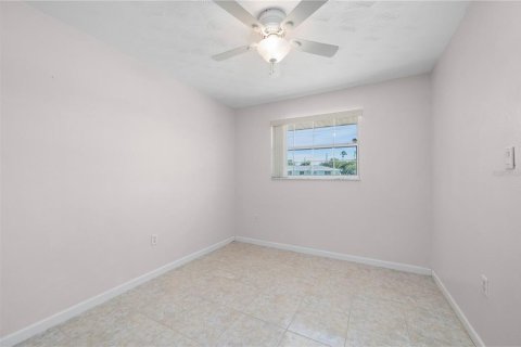 House in Port Charlotte, Florida 3 bedrooms, 151.24 sq.m. № 2393562 - photo 15