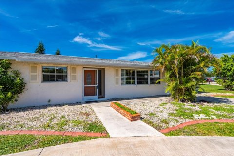 House in Port Charlotte, Florida 3 bedrooms, 151.24 sq.m. № 2393562 - photo 4