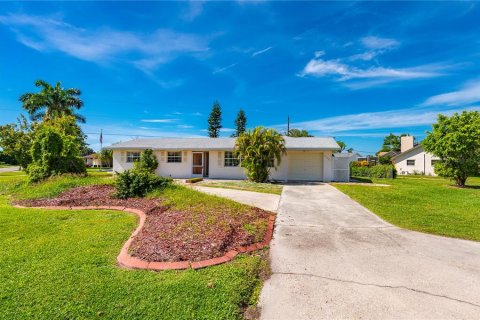 House in Port Charlotte, Florida 3 bedrooms, 151.24 sq.m. № 2393562