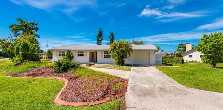 House in Port Charlotte, Florida 3 bedrooms, 151.24 sq.m. № 2393562