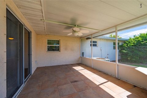 House in Port Charlotte, Florida 3 bedrooms, 151.24 sq.m. № 2393562 - photo 12