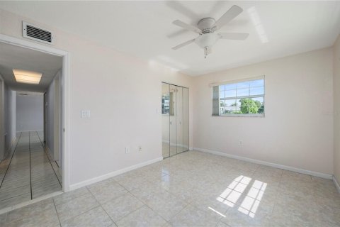 House in Port Charlotte, Florida 3 bedrooms, 151.24 sq.m. № 2393562 - photo 16