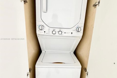 Снять в аренду виллу или дом в Майами, Флорида 2 спальни, 91.97м2, № 1986318 - фото 10