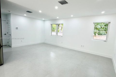 Снять в аренду виллу или дом в Майами, Флорида 2 спальни, 91.97м2, № 1986318 - фото 9