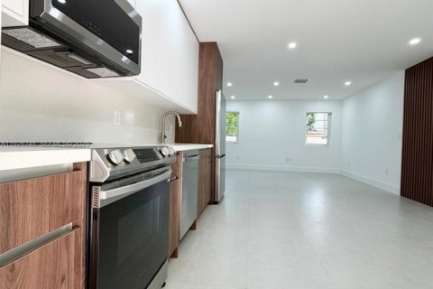 Снять в аренду виллу или дом в Майами, Флорида 2 спальни, 91.97м2, № 1986318 - фото 4