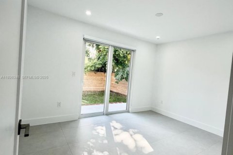 Снять в аренду виллу или дом в Майами, Флорида 2 спальни, 91.97м2, № 1986318 - фото 14