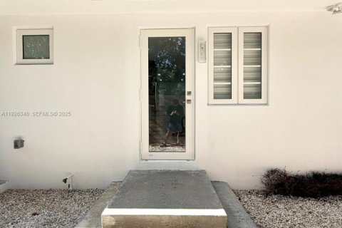 Снять в аренду виллу или дом в Майами, Флорида 2 спальни, 91.97м2, № 1986318 - фото 1