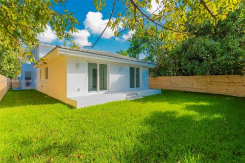 Снять в аренду виллу или дом в Майами, Флорида 2 спальни, 91.97м2, № 1986318 - фото 17