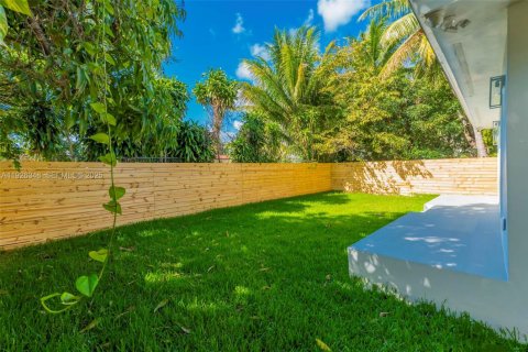 Снять в аренду виллу или дом в Майами, Флорида 2 спальни, 91.97м2, № 1986318 - фото 16