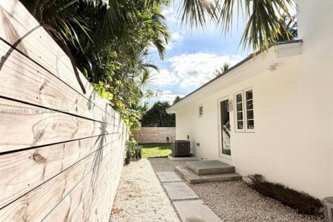 Снять в аренду виллу или дом в Майами, Флорида 2 спальни, 91.97м2, № 1986318 - фото 3