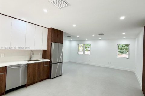 Снять в аренду виллу или дом в Майами, Флорида 2 спальни, 91.97м2, № 1986318 - фото 8