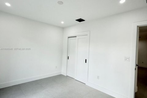 Снять в аренду виллу или дом в Майами, Флорида 2 спальни, 91.97м2, № 1986318 - фото 15