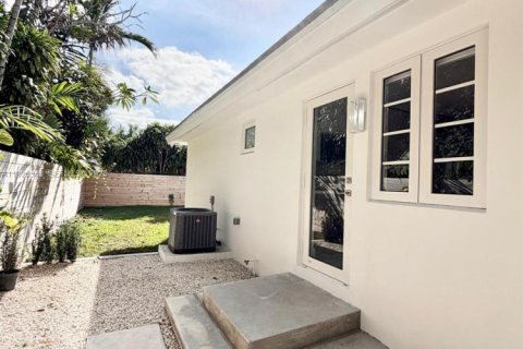 Снять в аренду виллу или дом в Майами, Флорида 2 спальни, 91.97м2, № 1986318 - фото 2