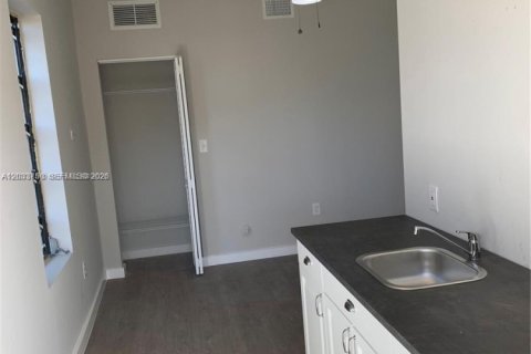 Villa ou maison à louer à Miami, Floride: 259.38 m2 № 2078046 - photo 2