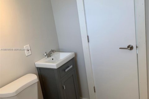 Villa ou maison à louer à Miami, Floride: 259.38 m2 № 2078046 - photo 5