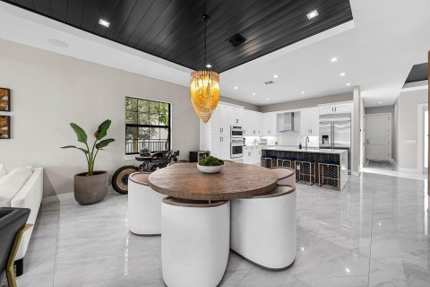 House in West Palm Beach, Florida 5 bedrooms, 302.86 sq.m. № 2087668 - photo 10