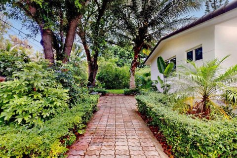 House in South Miami, Florida 4 bedrooms, 170.01 sq.m. № 1811485 - photo 18