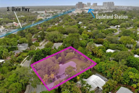 House in South Miami, Florida 4 bedrooms, 170.01 sq.m. № 1811485 - photo 7