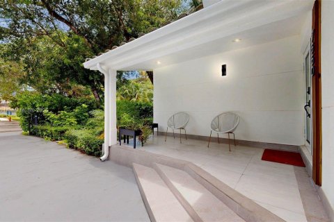 House in South Miami, Florida 4 bedrooms, 170.01 sq.m. № 1811485 - photo 24