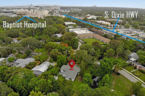 House in South Miami, Florida 4 bedrooms, 170.01 sq.m. № 1811485 - photo 9