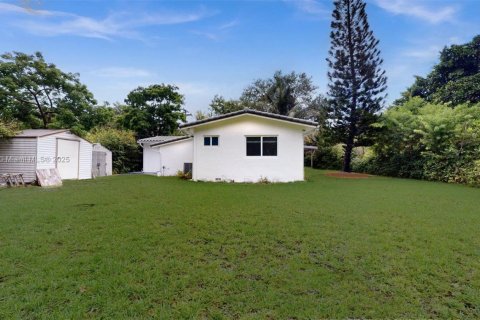 House in South Miami, Florida 4 bedrooms, 170.01 sq.m. № 1811485 - photo 21