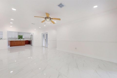 House in South Miami, Florida 4 bedrooms, 170.01 sq.m. № 1811485 - photo 28