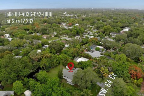 House in South Miami, Florida 4 bedrooms, 170.01 sq.m. № 1811485 - photo 11