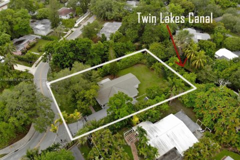 House in South Miami, Florida 4 bedrooms, 170.01 sq.m. № 1811485 - photo 6