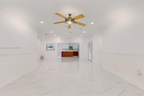 House in South Miami, Florida 4 bedrooms, 170.01 sq.m. № 1811485 - photo 29