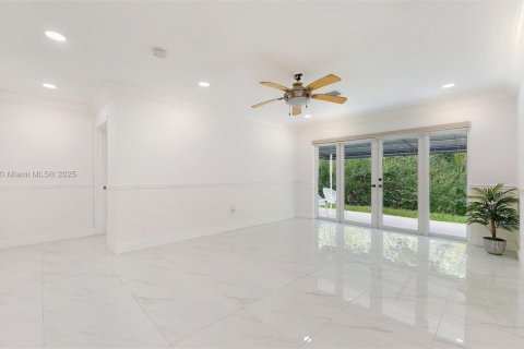 House in South Miami, Florida 4 bedrooms, 170.01 sq.m. № 1811485 - photo 30