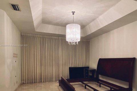 House in Doral, Florida 4 bedrooms, 223.06 sq.m. № 2012167 - photo 21