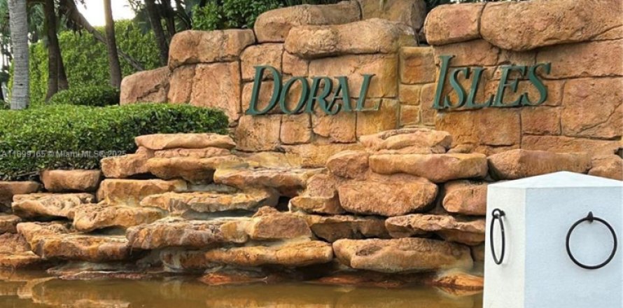 House in Doral, Florida 4 bedrooms, 223.06 sq.m. № 2012167